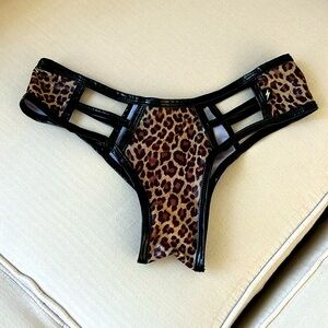 Cleo the Hurricane Leopard Skanky pants size M